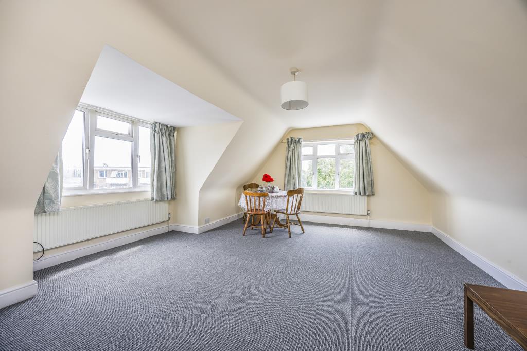 Lot: 101 - SUBSTANTIAL SEMI-DETACHED VICTORIAN DWELLING WITH ADDITIONAL INVESTMENT INCOME - Living room of second floor flat